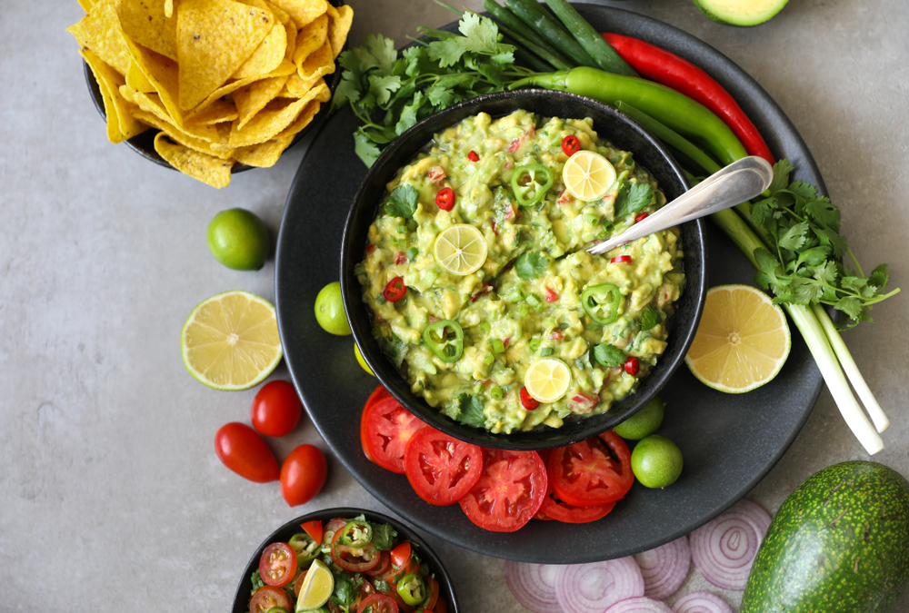 guacamole with vegetables and nachos