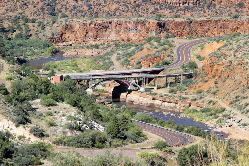 A road running through an canyon over a river