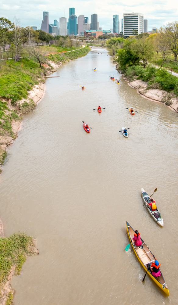 Die Skyline von Houston im Hintergrund mit Kajakfahrern auf dem Buffalo Bayou. Diese Bayou bietet große Kajak in Texas!