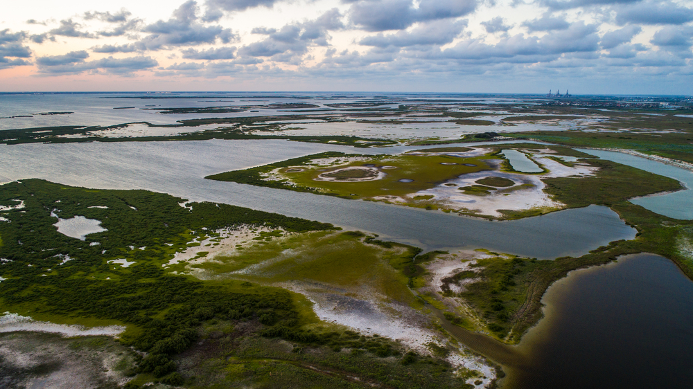 Laguna Madre na wyspie Padre widziana z góry. Doskonałe miejsce na spływy kajakowe w Teksasie i birdwatching.