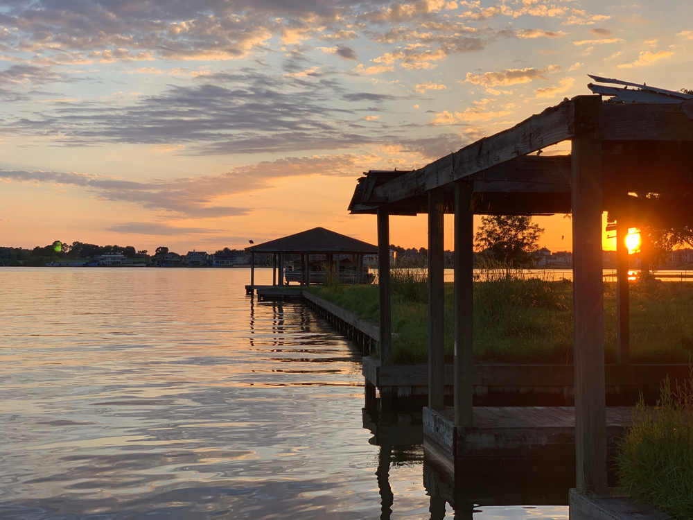 Bootsdocks bei Sonnenuntergang am Lake Conroe, ein großartiger Ort zum Kajakfahren in Texas!