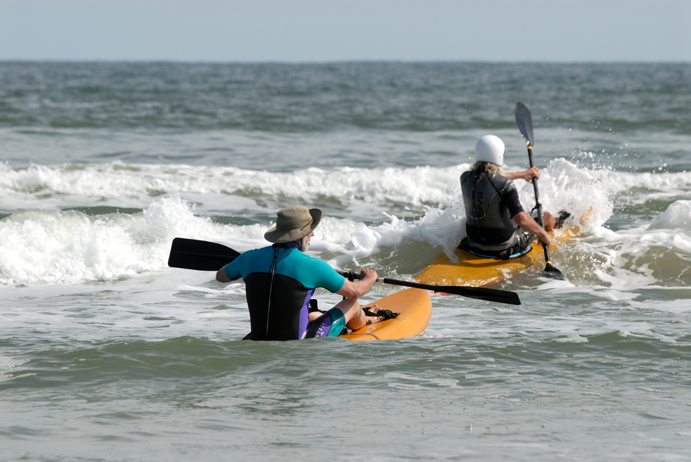  Kayakers în surf La Padre Island.