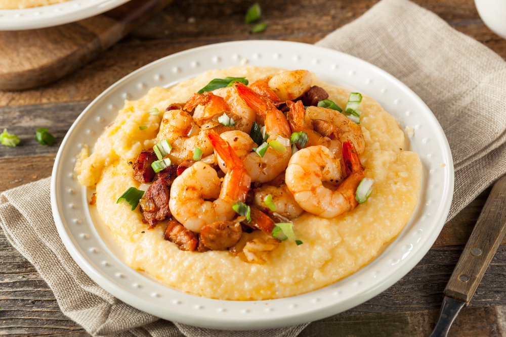 plate of shrimp and grits with sausage and scallions 