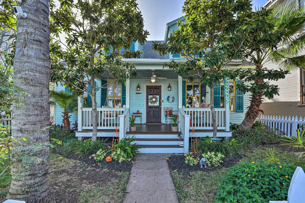 Charming Costal Cottage, one of the cottages in Texas along the beach!
