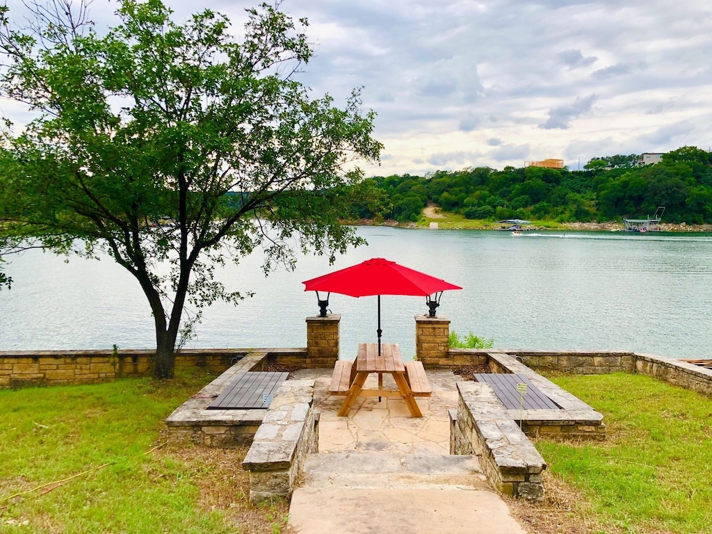 picnic bench and lake at the birdhouse cottage, one of the cottages in texas