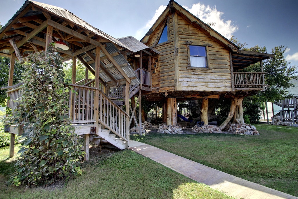 cloud 9 tree haus, one of the treehouses in Texas