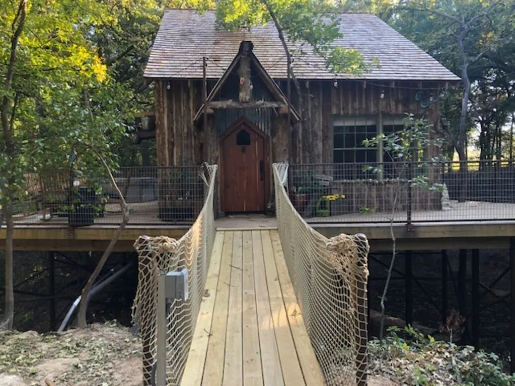 a hobbit treehouse in Texas