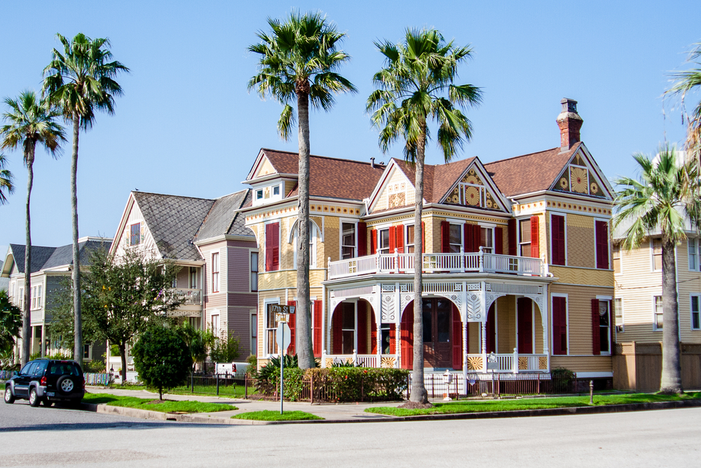 Photo of a beautiful historic home in Galveston, one of the best short road trips from Dallas. 