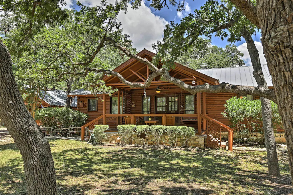 Photo of the exterior of one of the beautiful luxury cabins in Texas. 