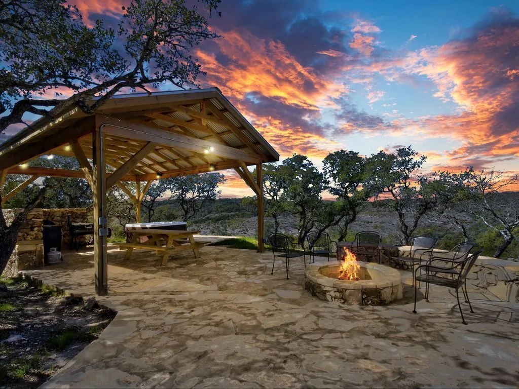 Photo of the fire pit and deck at Cedar Vista, one of the most beautiful luxury cabins in Texas. 