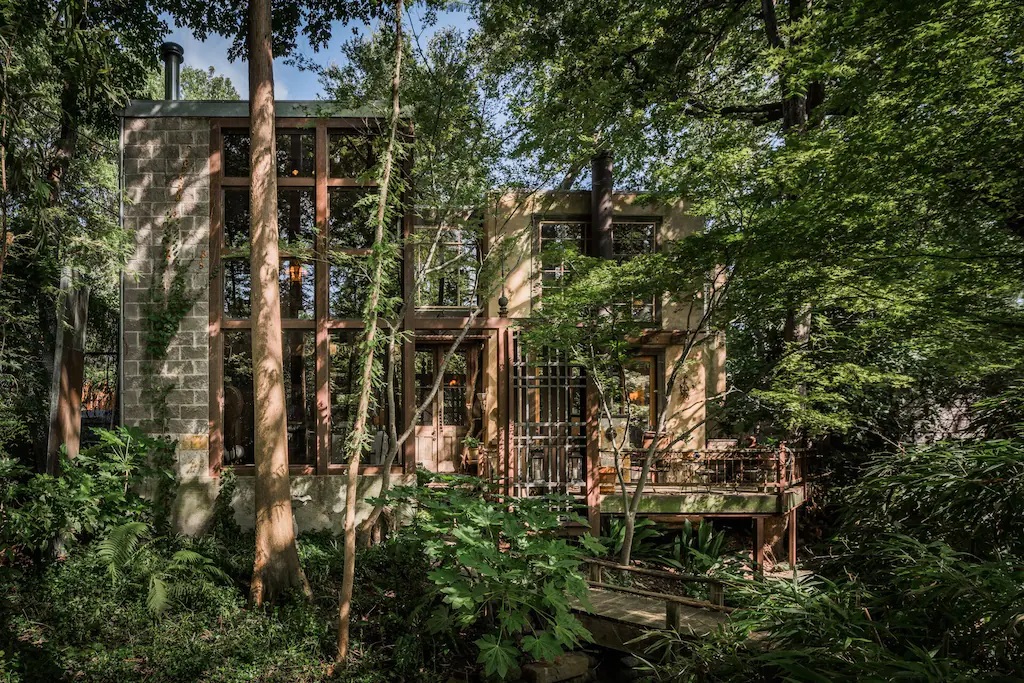 Photo of the exterior of the Extraordinary Treehouse, one of the best luxury cabins in Texas.