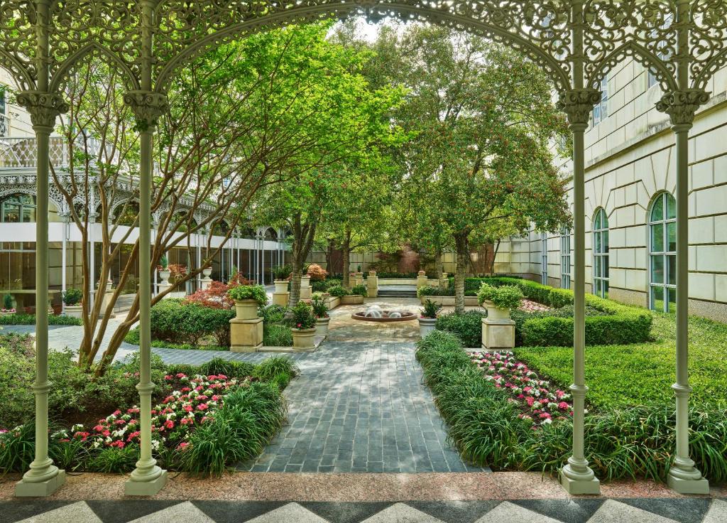 The stunning terrace of Hotel Crescent court makes it a place of where to stay in Dallas: the luxurious greenery welcomes all with the romantic design of gazebos and fountains. 
