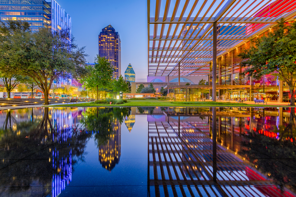 During the evening, skyscrapers glow and lights illuminate parks in Dallas, making it where to stay in Dallas! 