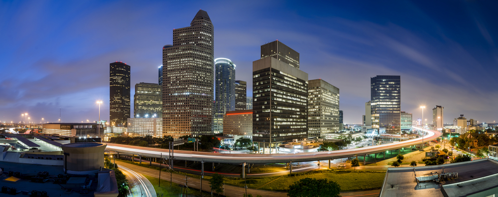 There are so many things to do in Houston at night: as we can tell from this photo, the city lights up in the evening and the city scape is full of activity from people, cars and more! 