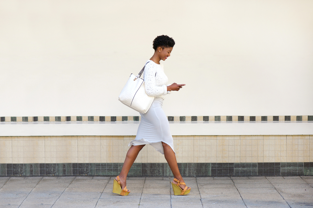 woman walking along the streets of dallas in a cute outfit